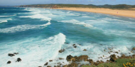 Explore as praias do Algarve, as grutas misteriosas e as charmosas cidades antigas